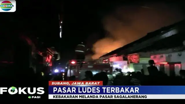 Puluhan kios dan lapak pedagang Pasar Sagalaherang, Subang Jawa Barat pada Rabu malam, ludes terbakar.