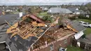 Sebuah rumah yang rusak diperlihatkan setelah terjangan Badai Ida di LaPlace, Louisiana, Senin (30/8/2021). Badai Ida ini sebagai salah satu badai paling kuat yang pernah melanda Amerika Serikat. (AP Photo/Steve Helber)