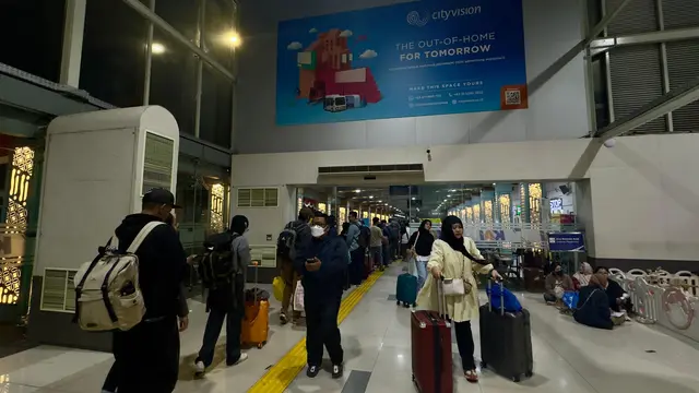 Penumpang Makin Membeludak dan Antrean Refund Mengular di Stasiun Senen Buntut KA Argo Bromo Anggrek Anjlok