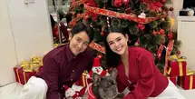 Amanda Manopo untuk pertama kalinya merayakan Natal sebagai istri dari Kenny Austin. Berfoto di pohon Natal, Amanda tampil dengan atasan knit lengan panjang dipadu rok pleated putih. [@amandamanopo]
