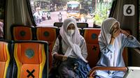 Pelajar naik bus sekolah usai pembelajaran tatap muka (PTM) di SMK Negeri 15, Kebayoran Baru, Jakarta Selatan, Jumat (3/9/2021). Dishub DKI Jakarta melalui Unit Pengelola Angkutan Sekolah membantu sarana transportasi gratis bagi peserta didik yang mengikuti PTM. (Liputan6.com/Faizal Fanani)