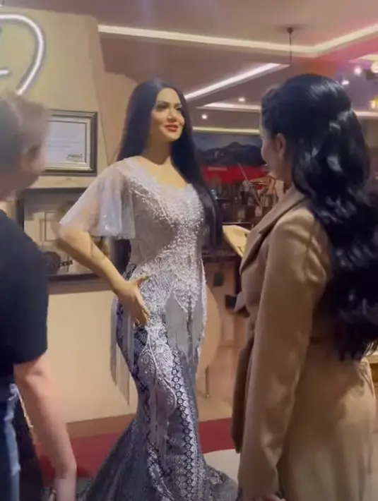 Patung tersebut mengenakan kebaya modifikasi putih full payet dipadukan rok tenun biru panjang [@krisdayantilemos]