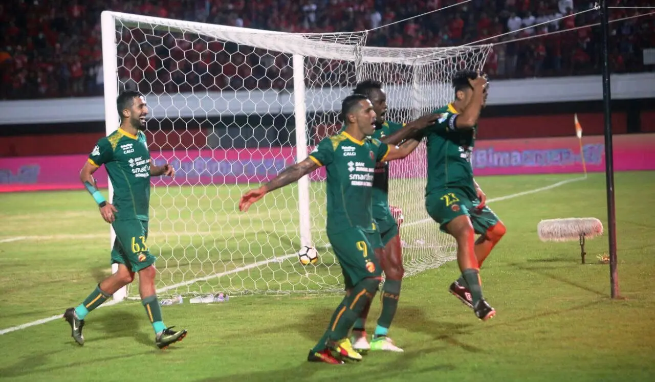 Sriwijaya FC merayakan kemenangan atas Bali United pada pekan ketujuh Gojek Liga 1 bersama Bukalapak, Sabtu (5/5/2018) di Stadion I Wayan Dipta, Gianyar. (Bola.com/Riskha Prasetya)