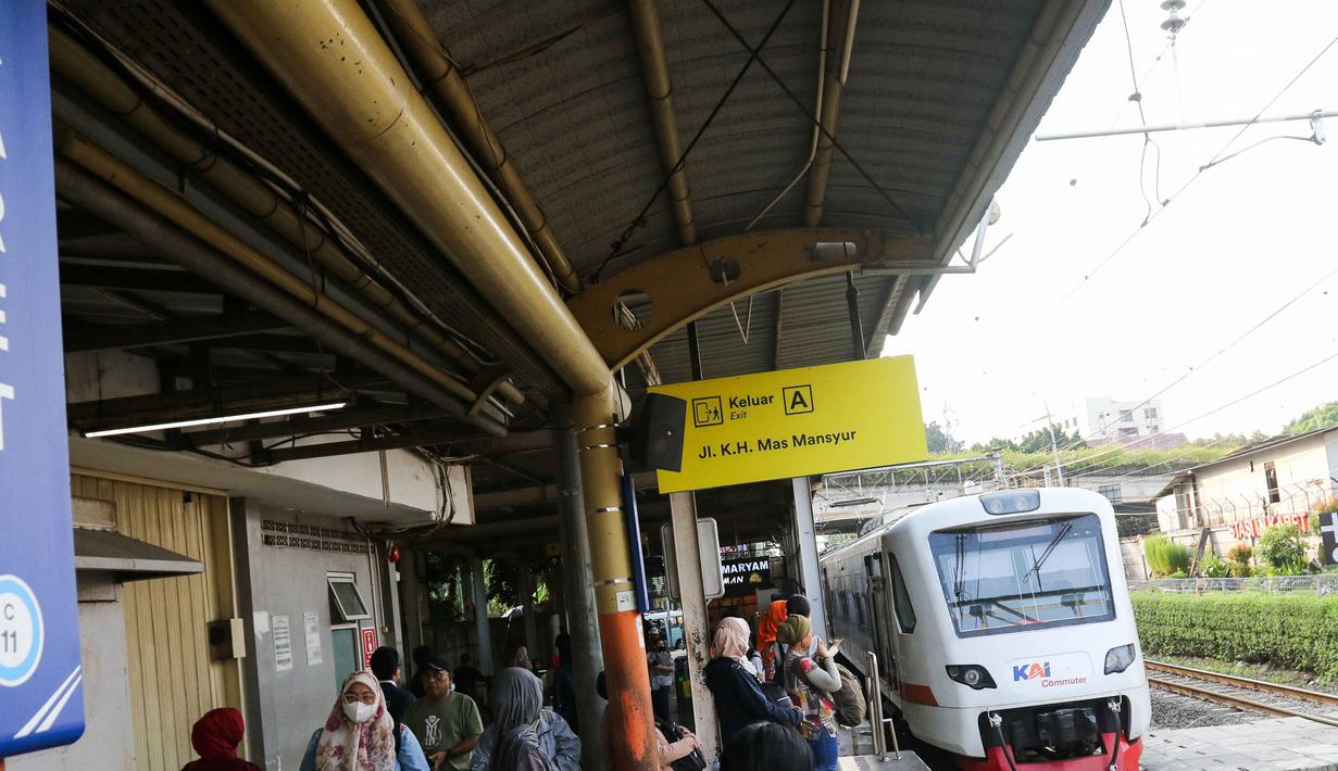 Direktur Pengembangan Usaha dan Kelembagaan PT KAI, Rudi As Aturridha mengatakan bahwa rencana penutupan Stasiun Karet untuk naik turun penumpang guna mempercepat perjalanan KRL. (Liputan6.com/Herman Zakharia)