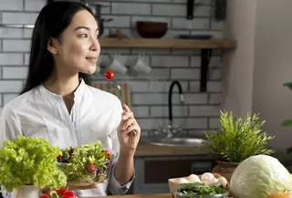 Secara sederhana, clean eating berarti mengonsumsi makanan utuh (whole foods) yang minim proses. [Dok/freepik.com]