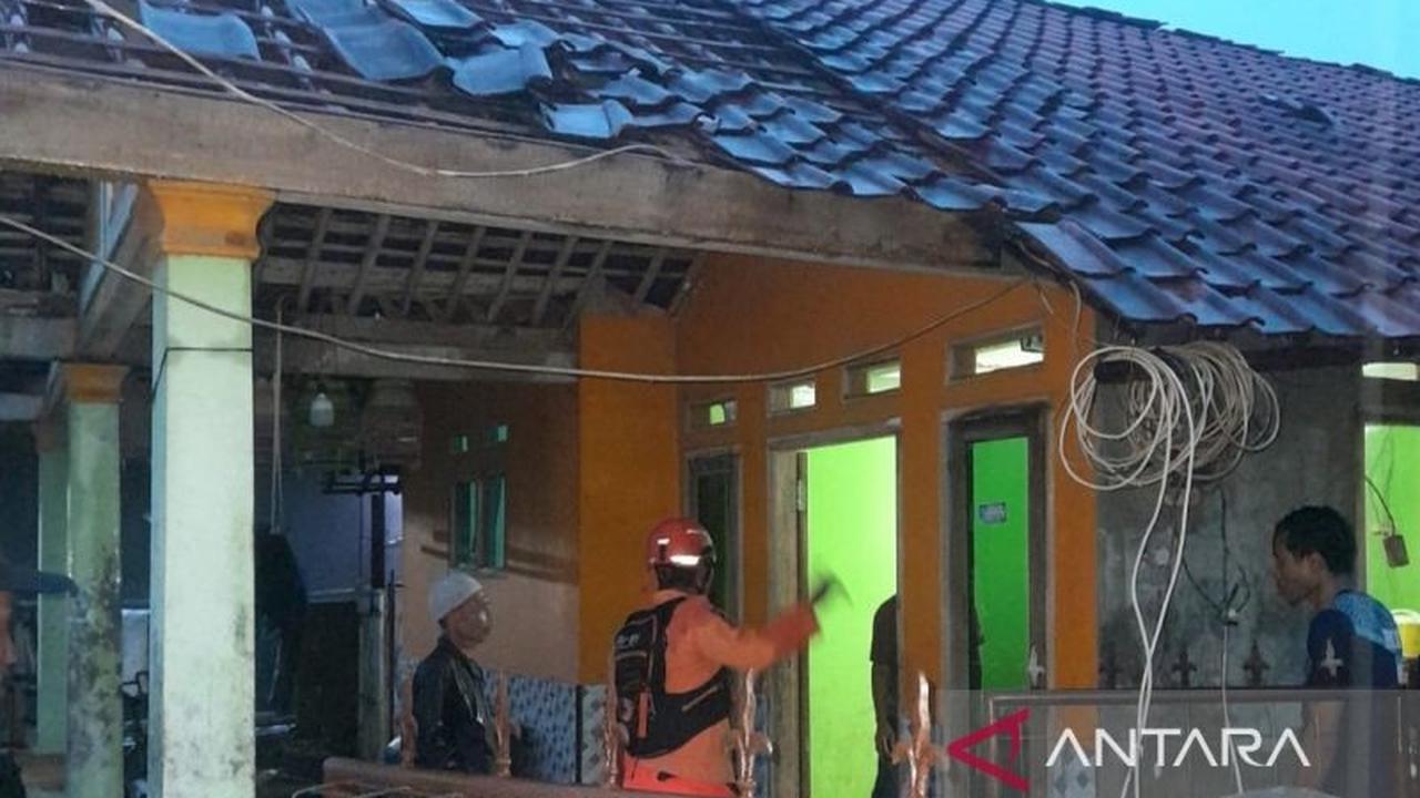 Angin Kencang Rumpin Bogor Terjang 90 Rumah, BPBD Beri Bantuan Darurat