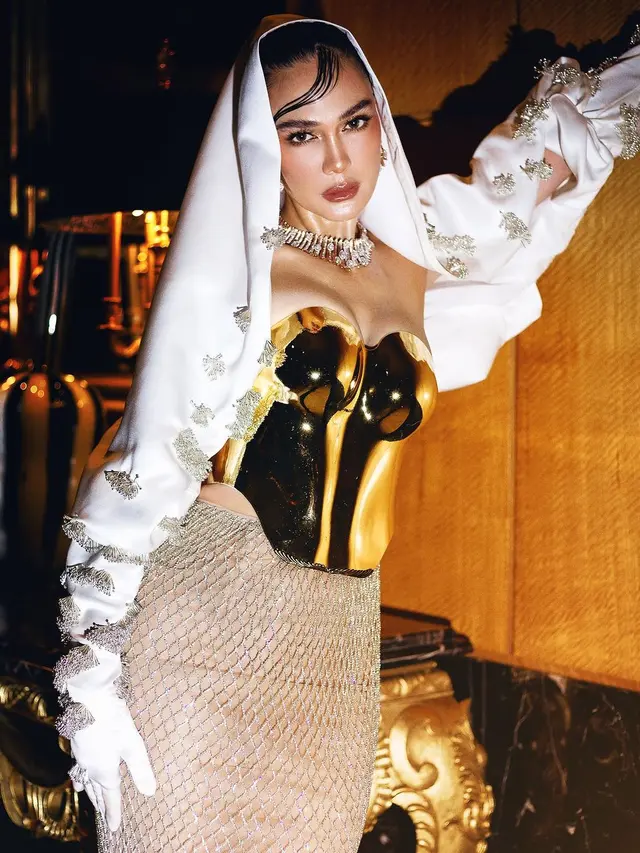 7 Potret Luna Maya di Gala Premier Film Suzzanna Ini Tampil Menawan