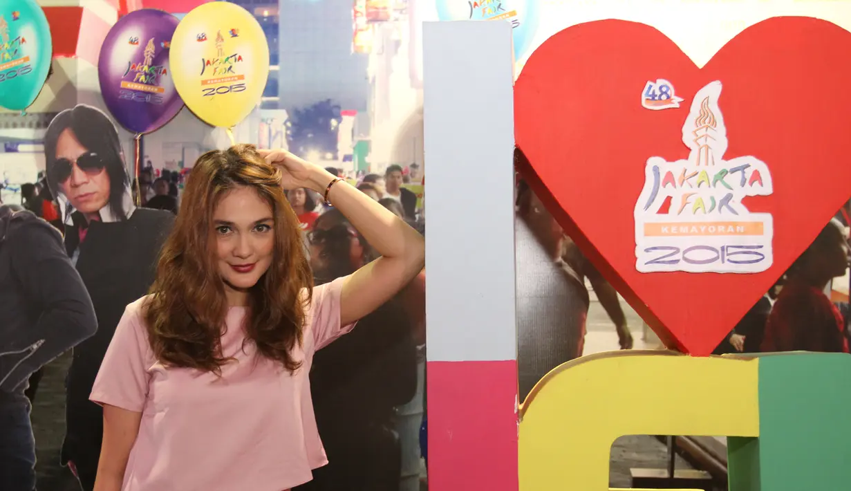 Keberadaan Luna Maya benar-benar menarik perhatian para pengunjung Jakarta Fair Kemayoran. (Fathan Rangkuti/Bintang.com)