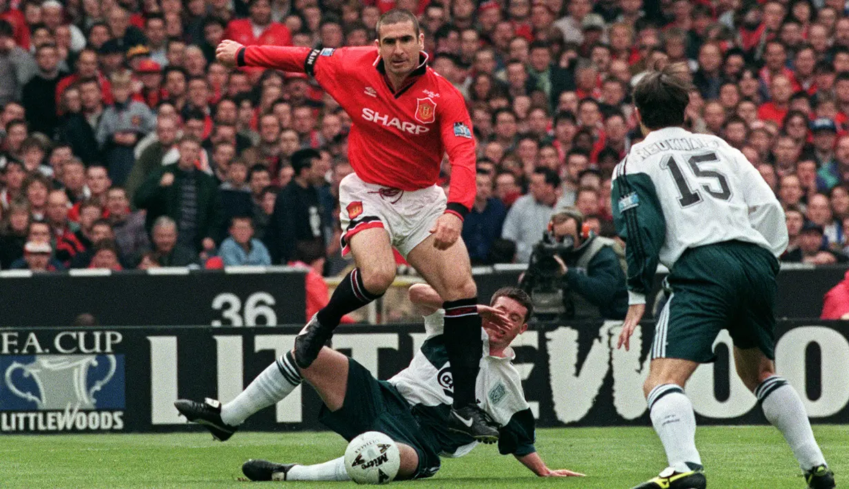 Eric Cantona dianggap sebagai salah satu pemain paling berpengaruh di Manchester United. Pemain asal Prancis tersebut mampu mengakhiri puasa gelar Liga Inggris untuk pertama kalinya sejak 26 tahun lalu. Sayangnya, Cantona belum pernah berkesempatan meraih trofi Liga Champions. (AFP/Gerry Penny)