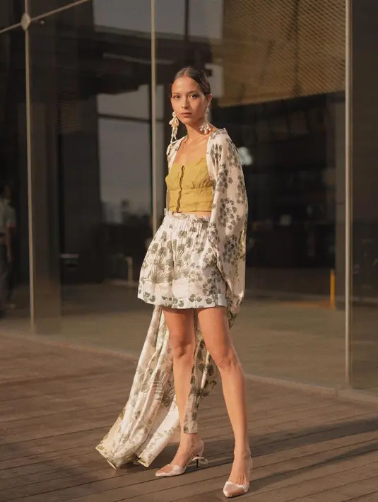 Kasual tapi stylish, padukan outer dan celana batik dengan crop top polos seperti Putri Marino ini. (Instagram/putrimarino).