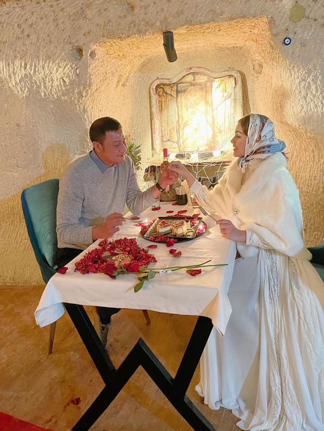 Rayakan Anniversary ke-9, Ini 6 Potret Teuku Rafly dan Istri Dinner di Turki