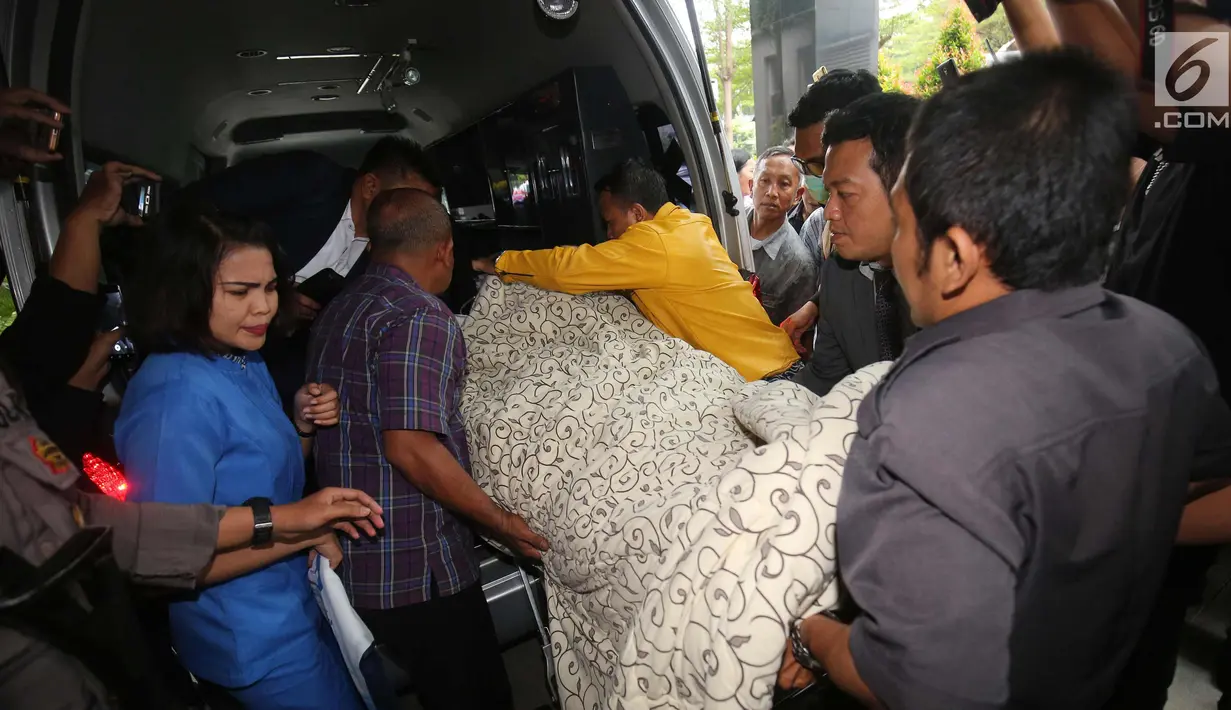 Ketua DPR, Setya Novanto saat tiba di RS Cipto Mangunkusumo, Jakarta (17/11). Usai menerima perawatan di RS Medika Permata Hijau, Setnov dipindahkan RS Cipto Mangunkusumo. (Liputan6.com/Faizal Fanani)