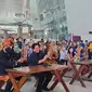 Menteri BUMN Erick Thohir dan Presiden Direktur PT Angkasa Pura II Muhammad Awaluddin, sapa penumpang dan bermain angklung bersama di Bandara Internasional Soekarno Hatta (Soetta), Minggu (26/6/2022).