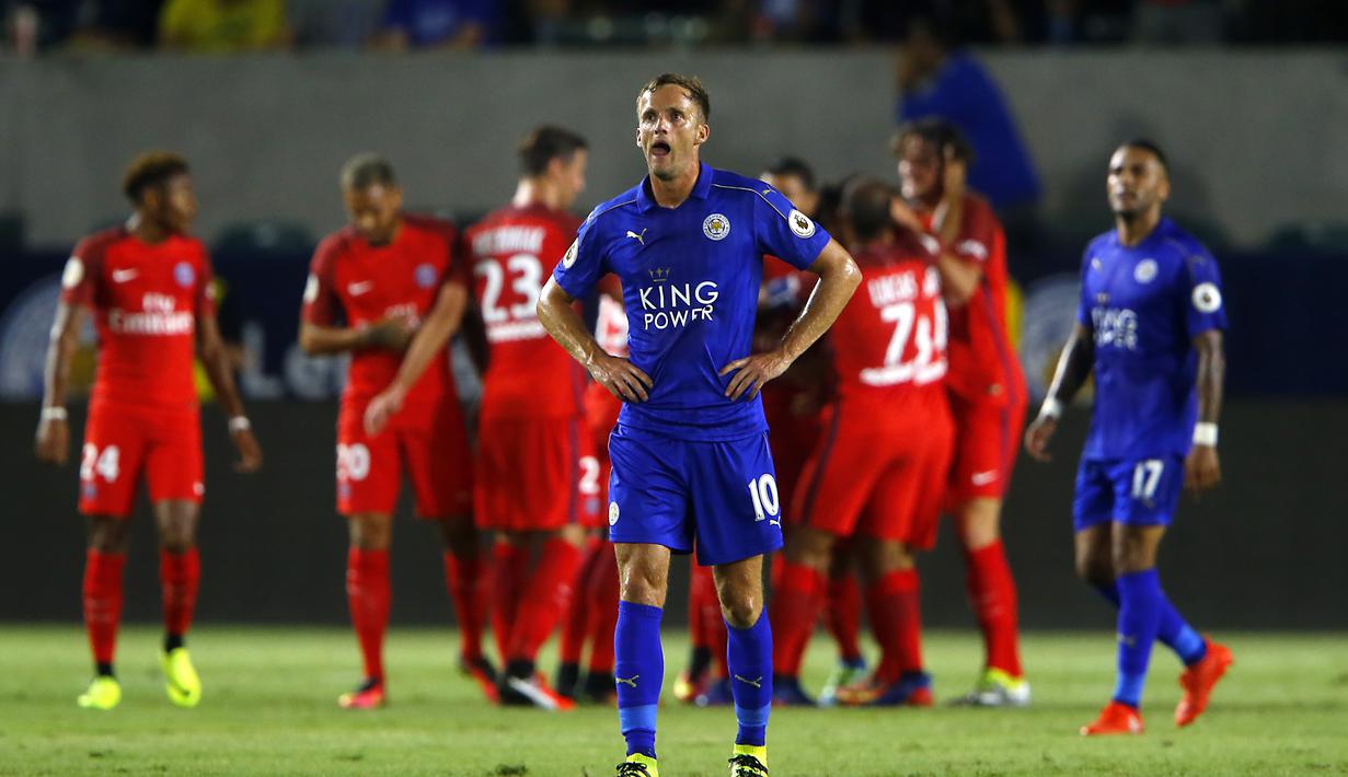 Pemain Leicester City, Andy King terlihat kecewa saat timnya kalah dari PSG pada laga International Champions Cup 2016 di StubHub Center, Carson, California, (30/7/2016). (Reuters/Mike Blake)