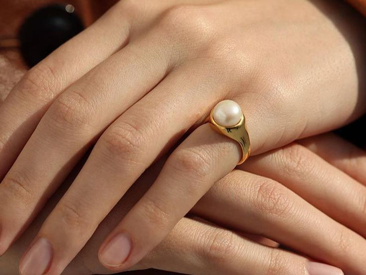 5. Cincin di Jari Kelingking: Simbol Koneksi dan Komunikasi