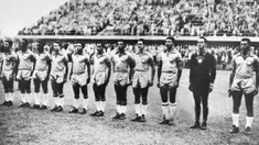 Mario Zagallo - Legenda sepak bola Brazil mempunyai catatan luar biasa sebagai pesepak bola. Zagallo pernah memenangkan Piala Dunia sebanyak tiga kali.