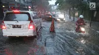 Sejumlah kendaraan menerobos banjir di kawasan Kemang, Jakarta Selatan, Kamis (18/10). Akibat hujan deras, kawasan di Jalan Kemang kembali tergenang air. (Liputan6.com/Herman Zakharia)