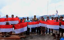 Polres Anambas Bagikan Bendera Merah Putih dan Bansos, Semarakkan HUT Ke-81 RI