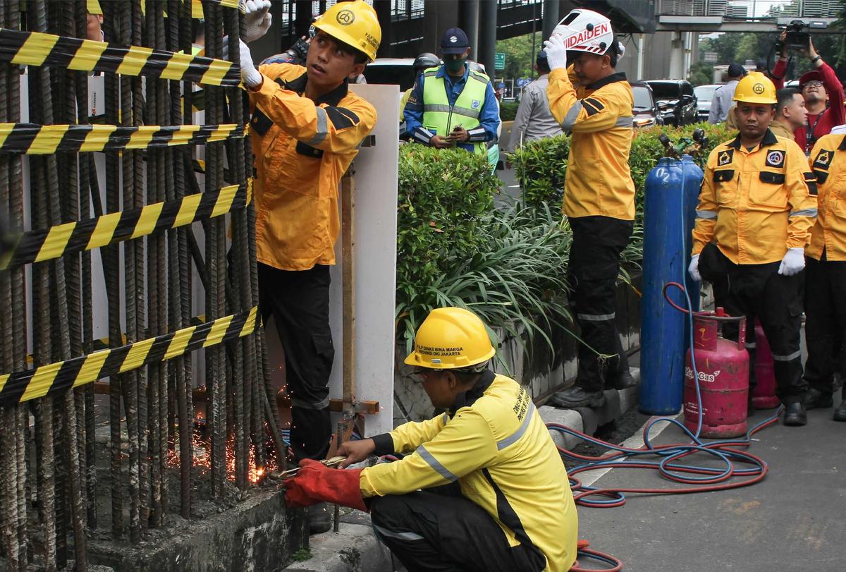 FOTO: Pemprov DKI Mulai Bongkar Tiang Monorel Mangkrak di Jalan HR Rasuna Said