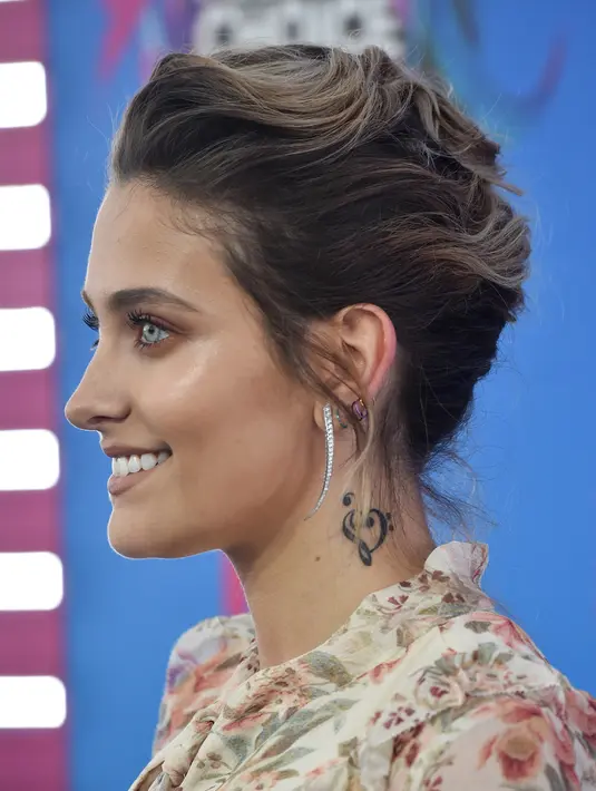Putri Michael Jackson, Paris Jackson menghadiri perhelatan Teen Choice Awards 2017 di Los Angeles, Minggu (13/8). Rambut model dan instaseleb itu ditata dengan gaya messy updo yang menonjolkan sisi dewasanya. (Frazer Harrison/Getty Images/AFP)