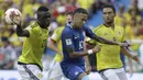 Neymar (tengah) berebut bola dengan pemain Kolombia, Davinson Sanchez (kiri) pada laga kualifikasi Piala Dunia 2018 di Roberto Melendez stadium, Barranquilla, Kolombia, (5/9/2017). Kolombia bermain imbang 1-1 lawan Brasil. (AP/Ricardo Mazalan)
