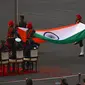 Tentara India melipat bendera nasional saat matahari terbenam selama upacara Beating Retreat di Raisina Hills, pusat kekuasaan pemerintah, New Delhi, India, Jumat (29/1/2021). Upacara tersebut menandai akhir dari perayaan Hari Republik tahunan. (AP Photo/Manish Swarup)