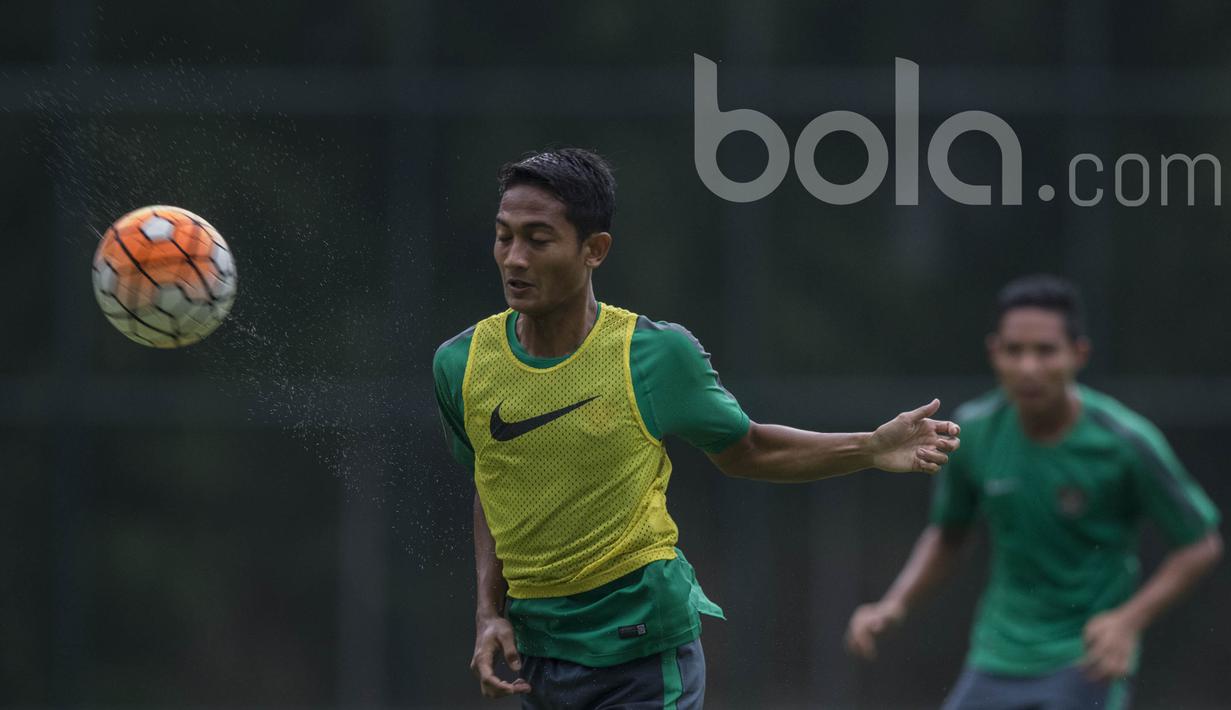 Gelandang Arema FC, Nasir, berusaha menyundul bola saat mengikuti seleksi Timnas Indonesia U-22 di Lapangan SPH Karawaci, Banten, Rabu (22/2/2017). (Bola.com/Vitalis Yogi Trisna)