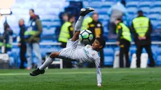 Anak Cristiano Ronaldo, Cristiano Ronaldo Jr melakukan tendangan salto usai pertandingan antara Real Madrid dan Atletico Madrid di stadion Santiago Bernabeu, Madrid (8/4). Anak Ronaldo melakukan tendangan salto meniru sang ayah. (AFP Photo/Gabriel Bouys)