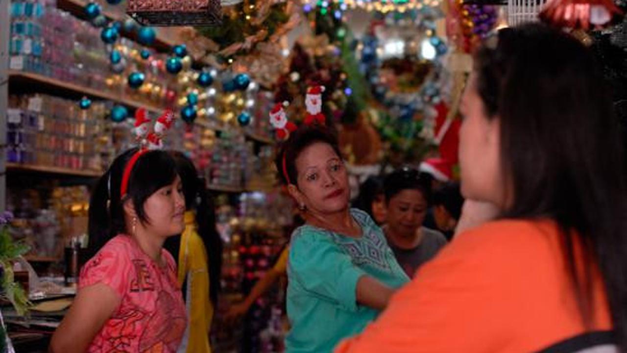 Berbagai pernak-pernik Natal hiasi kawasan Glodok