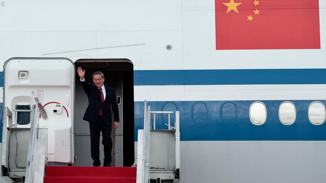 FOTO: Menteri Investasi Rosan Menyambut Kedatangan PM China Li Qiang