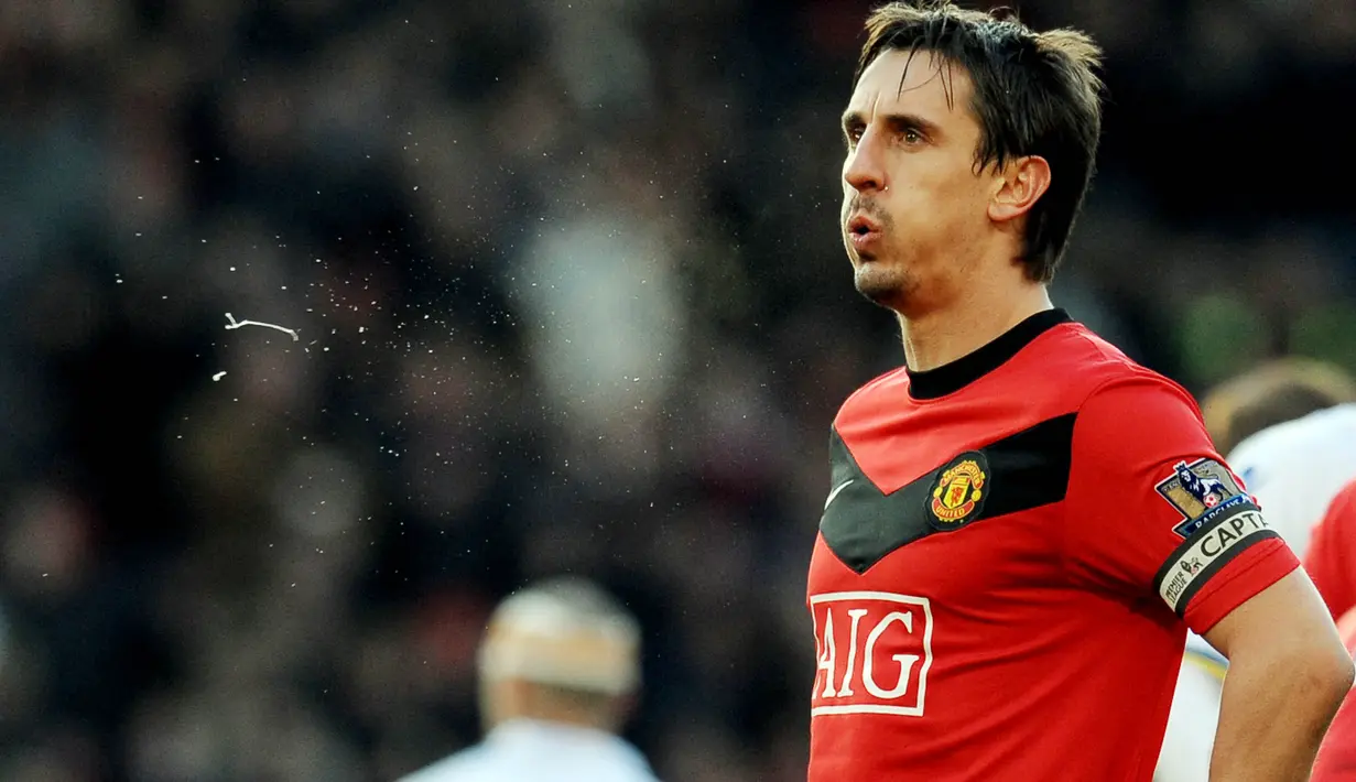 Gary Neville - Salah satu bek terbaik Manchester United sepanjang masa ini merupakan sosok yang paling keras menolak Liga Super Eropa. Pandit sepak bola Inggris itu bahkan meminta MU didegradasi dari Liga Inggris. (AFP/Paul Ellis)