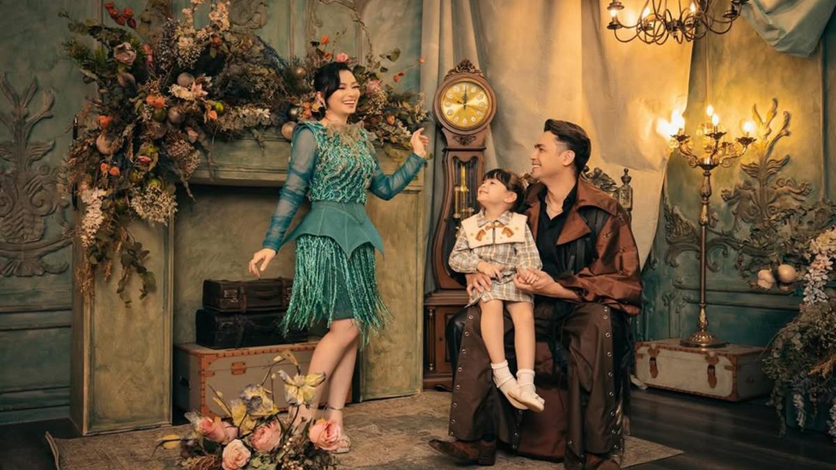 5 Pemotretan Artis Bertema Natal 2025, Sampaikan Kesan Hangat dan Kebersamaan