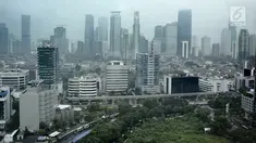 Pemandangan gedung-gedung bertingkat di Jakarta, Rabu (25/4). Luas Ruang Terbuka Hijau (RTH) Ibu Kota baru mencapai 9,98 persen dari target 30 persen total luas wilayah DKI Jakarta. (Liputan6.com/Faizal Fanani)