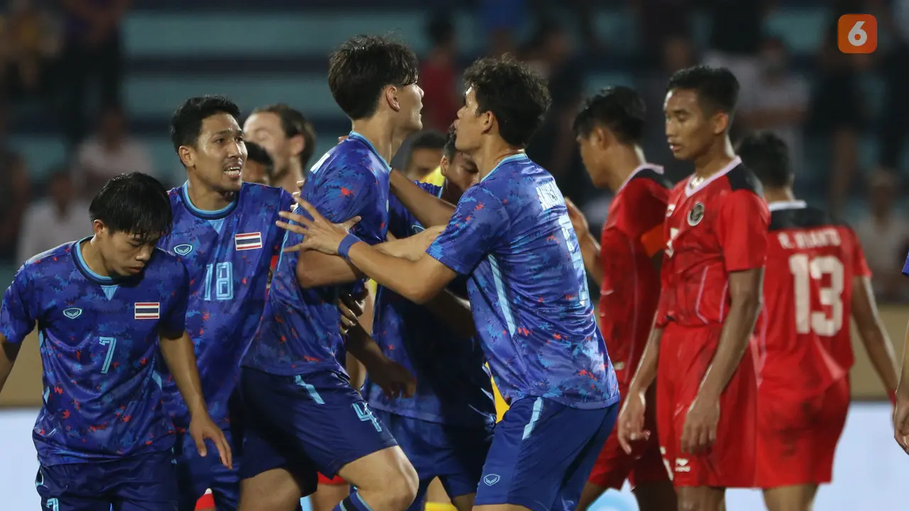 Foto: Aksi Jonathan Khemdee yang Selalu Protes Berlebihan saat Melawan Timnas Indonesia U-23 di SEA Games 2021, Shin Tae-yong Juga Kena