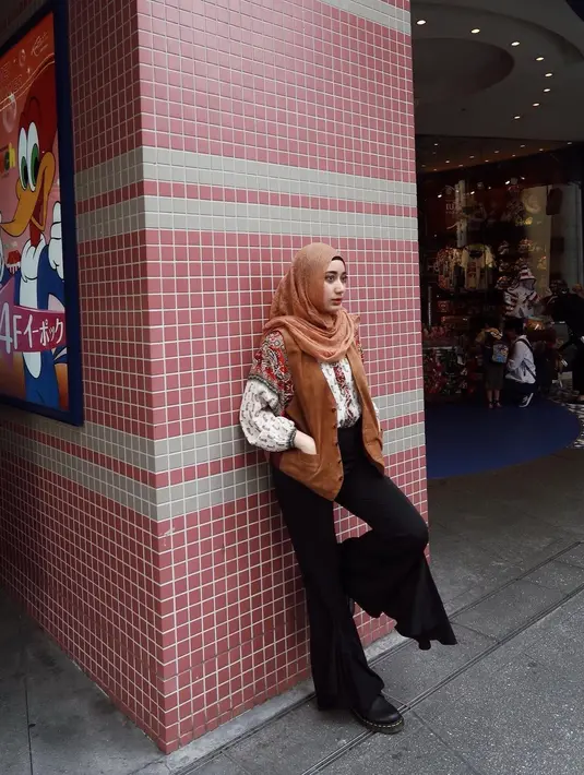 Gaya bohemian ala Chacha berikut ini dengan padu padan blouse bermotif, vest, dan celana cutbray bisa dicoba!  [Instagram/osnapitzcha].