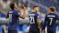 Anthony Martial (kiri) merayakan gol ke gawang Timnas Kroasia, Rabu (9/9/2020). Pada laga tersebut, Timnas Prancis berhasil menang dengan skor 4-2. (AP Photo/Francois Mori)