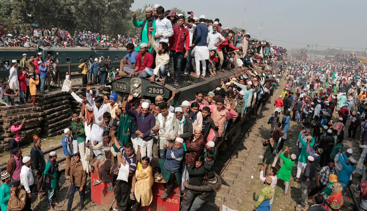 Warga Bangladesh penuhi gerbong kereta di Stasiun Tongi, Bangladesh, Minggu (15/1). Membludaknya penumpang kereta disebabkan acara tahunan di Bangladesh yang disebut Bishwa Itjema. (AP Photo)