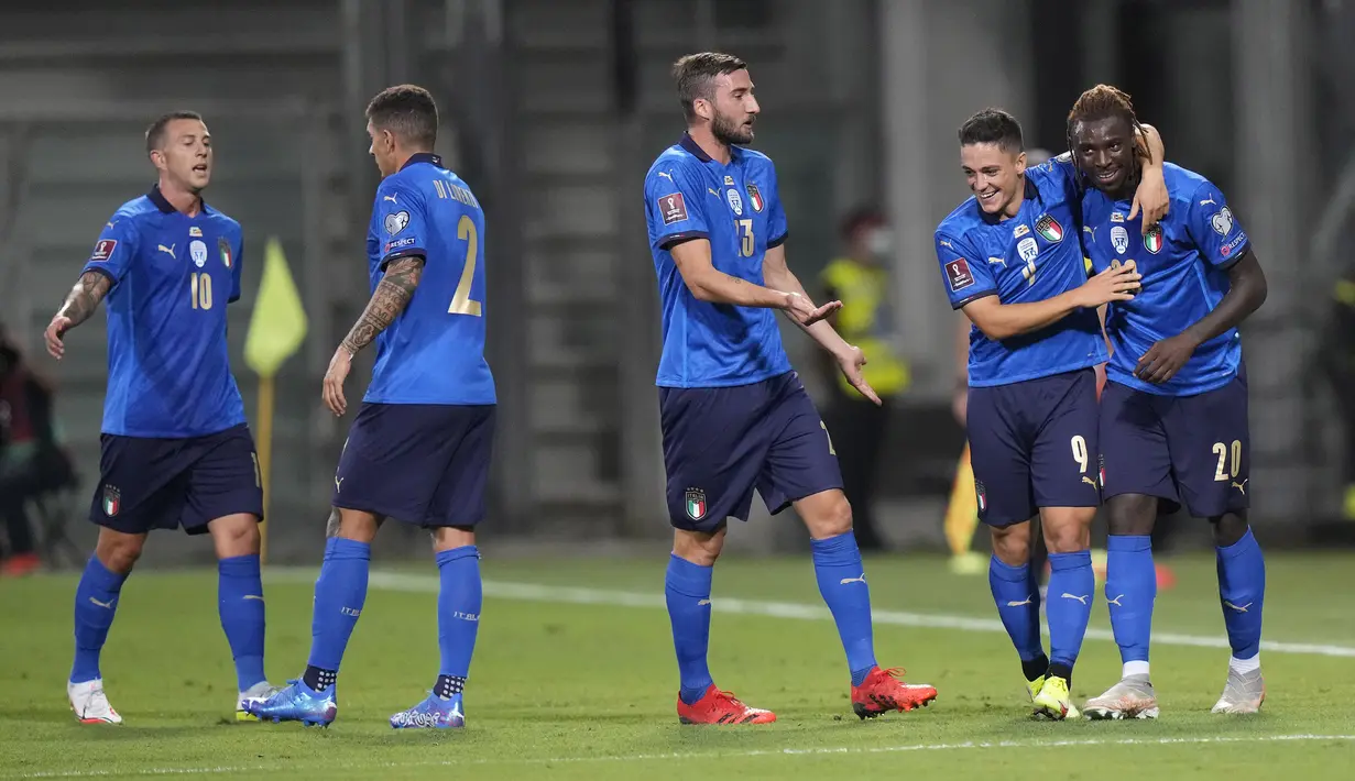 Dirinya juga aktif membantu pertahanan Italia dengan melakukan dua tackle sukses dan dua intersep. Lewat performa apiknya, besar kemungkinan jika Kean akan menjadi penyerang andalan Italia asuhan Roberto Mancini. (Foto: AP/Luca Bruno)