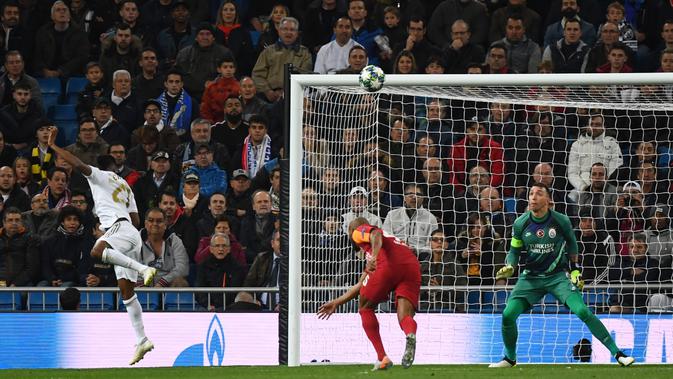 Penyerang Real Madrid Rodrygo (kiri) mencetak gol ke gawang Galatasaray pada pertandingan Grup A Liga Champions di Stadion Santiago Bernabeu, Madrid, Spanyol, Rabu (6/11/2019). Rodrygo mencetak hattrick saat Real Madrid membantai Galatasaray 6-0. (GABRIEL BOUYS/AFP)