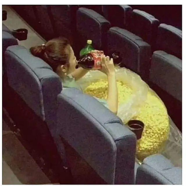 6 Kelakuan Orang saat di Bioskop Ini Banyak Tingkah, Curi Perhatian