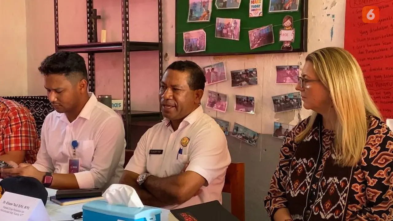 Kadis Disdikbud Eliazer Teuf membeberkan bahwa strategi pemerintah di Kabupaten Kupang adalah mengaktifkan komunitas belajar dan laksanakan program reading camp, seperti di SD Inpres Tarnus 1 (Dok. Liputan6.com/Teddy Tri Setio Berty).