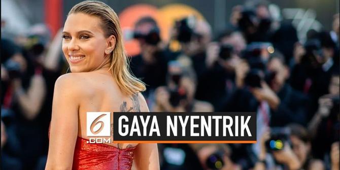 VIDEO: Gaya Nyentrik Scarlett Johansson di Venice Film Festival