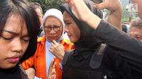 Tersangka Ratna Sarumpaet keluar dari mobil untuk memeriksa kesehatannya di Bidang Kedokteran dan Kesehatan (Biddokkes) Polda Metro Jaya, Jakarta, Rabu (10/10). Ratna Sarumpaet ditahan terkait kasus hoaks penganiayaan. (Liputan6.com/Johan Tallo)