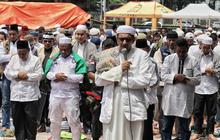 FOTO: Momen Pengunjuk Rasa Tuntut MK Adil Putuskan Sengketa Pilpres Gelar Salat Jumat di Patung Kuda
