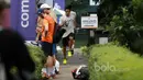 Para petenis melakukan pemanasan disela-sela pertandingan pada ajang Combiphar Tennis Open 2017 di Hotel Sultan, Jakarta. Senin (13/2/2017). (Bola.com/Nicklas Hanoatubun)