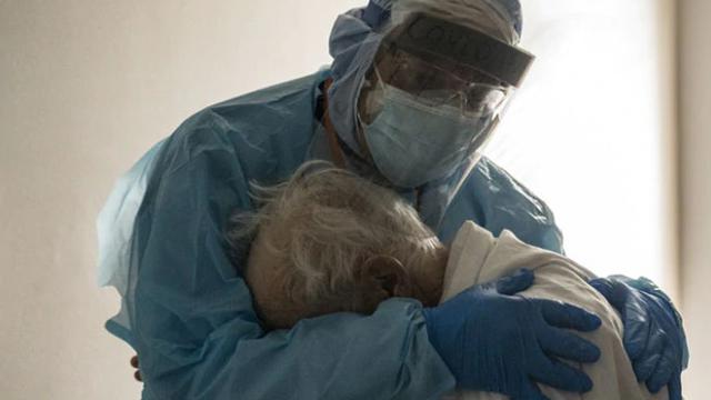 Ungkap Rindu Keluarga, Pasien Covid-19 Ini Dapatkan Pelukan Hangat dari Dokter