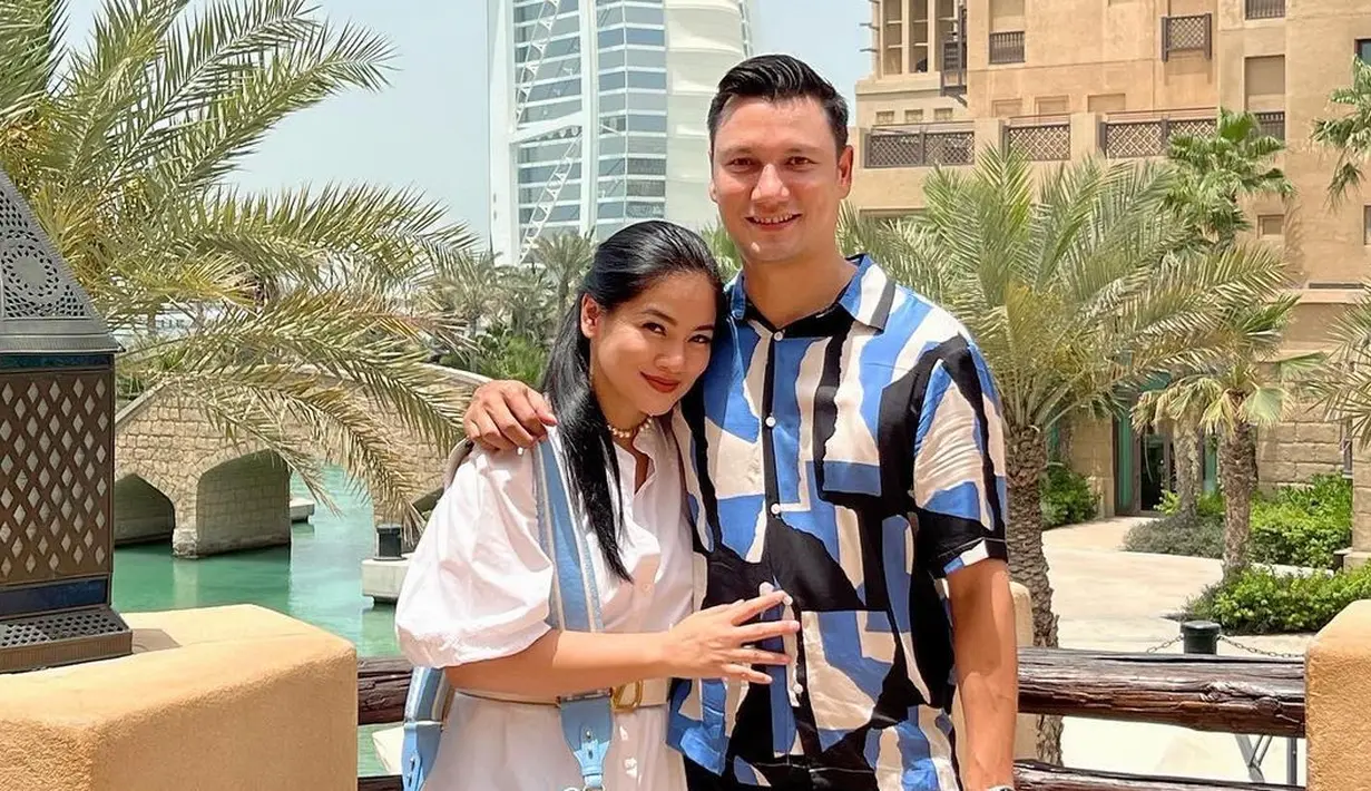 <p>Kali ini keduanya tampil kasual yang bisa jadi outfit sehari-hari. Sentuhan nuansa biru pada shoulder bag Titi dan kemeja Christian memberi kesan fresh. [Instagram/titi_kamall]</p>