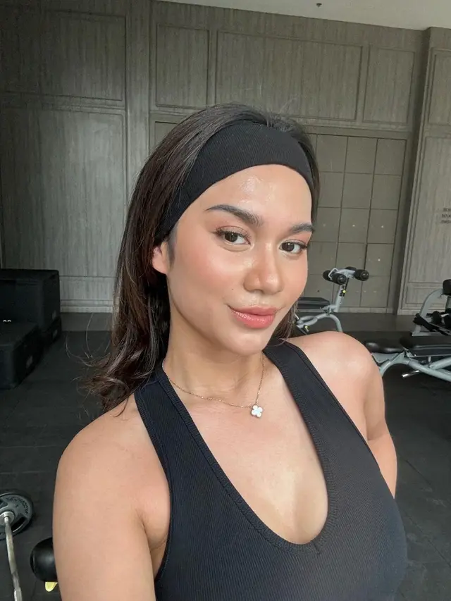 6 Simple Makeup Look Andalan Azizah Salsha Sebelum Diputus Kontrak Kerja dengan Brand Lokal