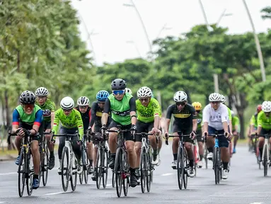 Sejumlah pesepeda melaju saat sesi group ride road to Gran Fondo New York (GFNY) Bali 2023 di kawasan Pantai Indah Kapuk (PIK 2), Jakarta, Minggu (29/1/2023). (Dok.GFNY Bali)