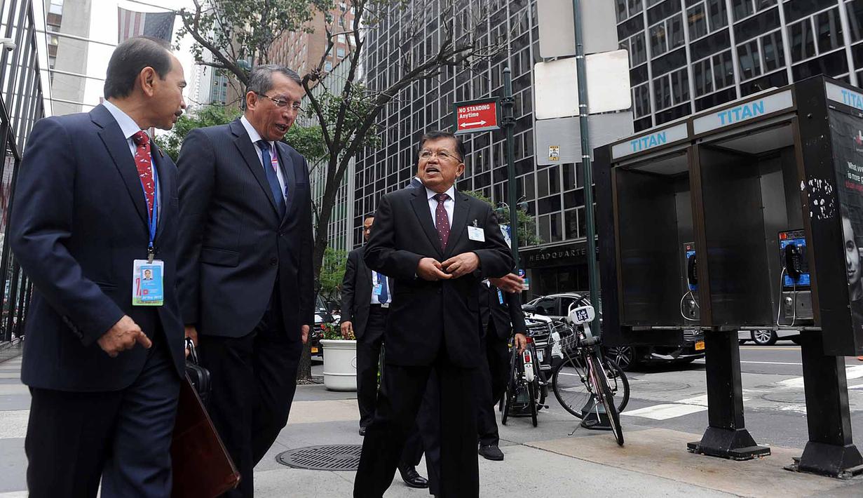 Wapres Jusuf Kalla berjalan kaki menuju markas Perserikatan Bangsa-bangsa (PBB) di New York, Amerika Serikat (AS), Senin (18/09). Wapres Jusuf Kalla akan memimpin delegasi Indonesia dalam sidang majelis umum Badan PBB ke-72.(Liputan6.com/Tim Media Wapres)